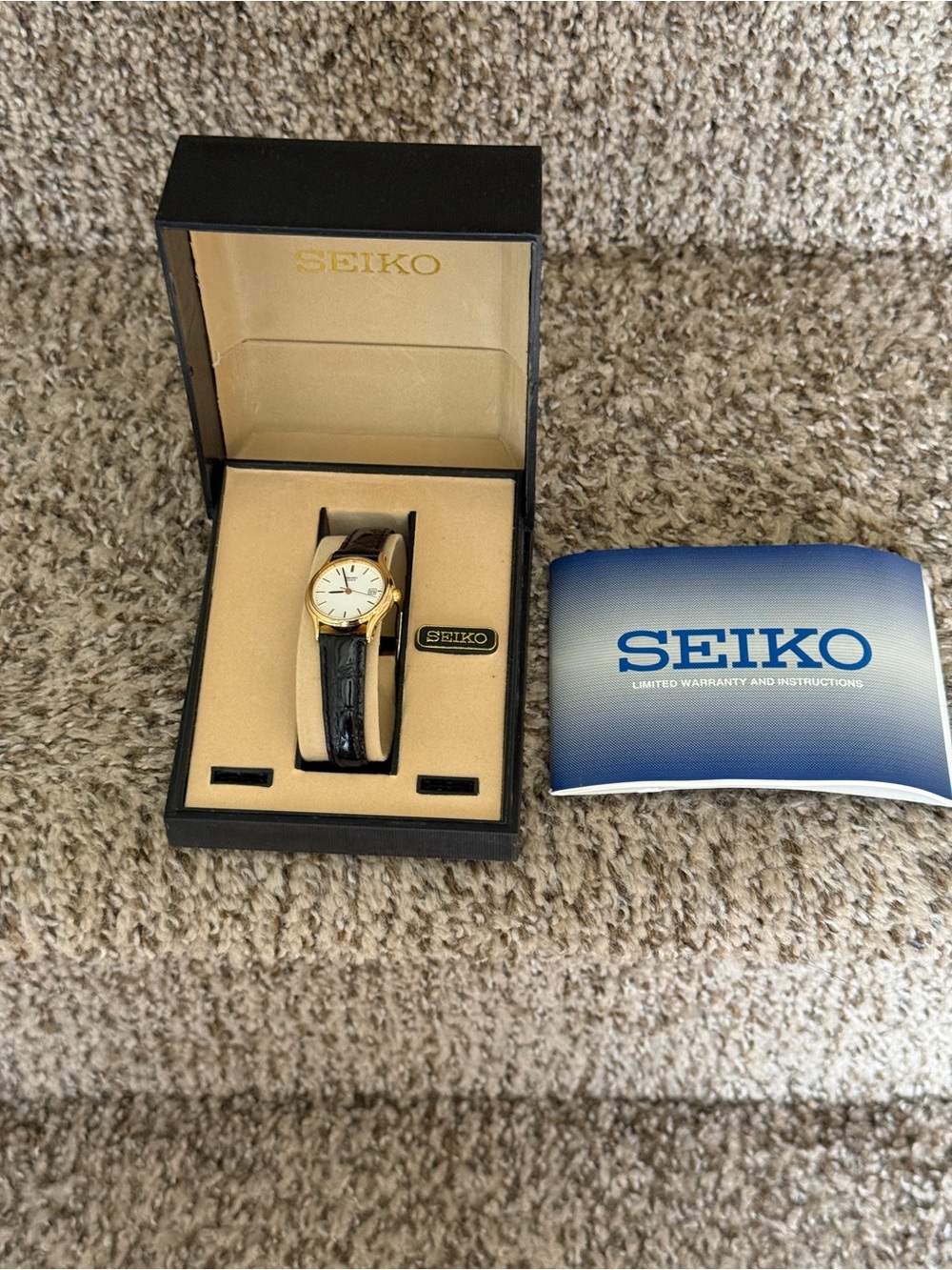 Seiko  90s Classic Gold-Tone Ladies Watch with Black Leather Strap new with box